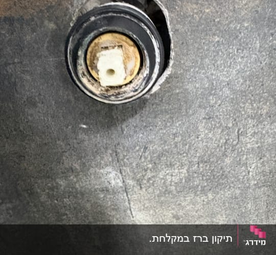 מנגנון של ברז אינטרפוץ בקיר במהלך עבודת תיקון או החלפה